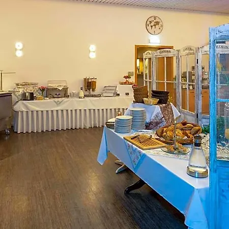 Zum Hotell 2*